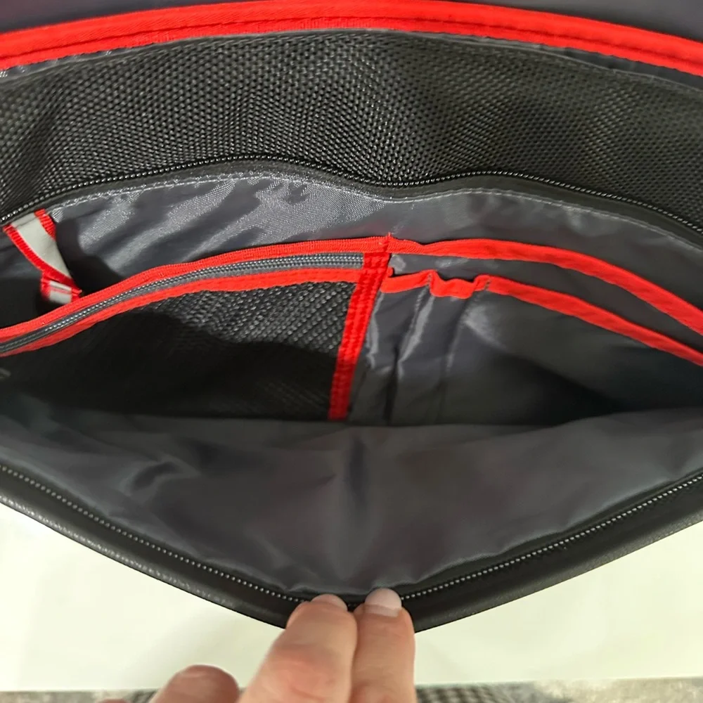 Pt laptop black briefcase with pockets.